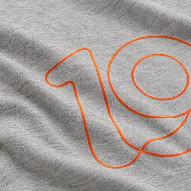 Número 19 contorneado en bucle impreso sobre jersey gris marga